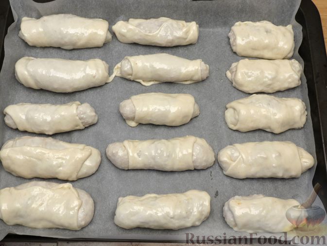 Фото приготовления рецепта: Пирожки-трубочки из вытяжного теста, с мясной и яично-рисовой начинками - шаг №16