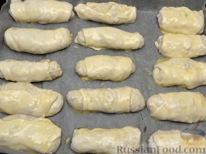 Фото приготовления рецепта: Пирожки-трубочки из вытяжного теста, с мясной и яично-рисовой начинками - шаг №17