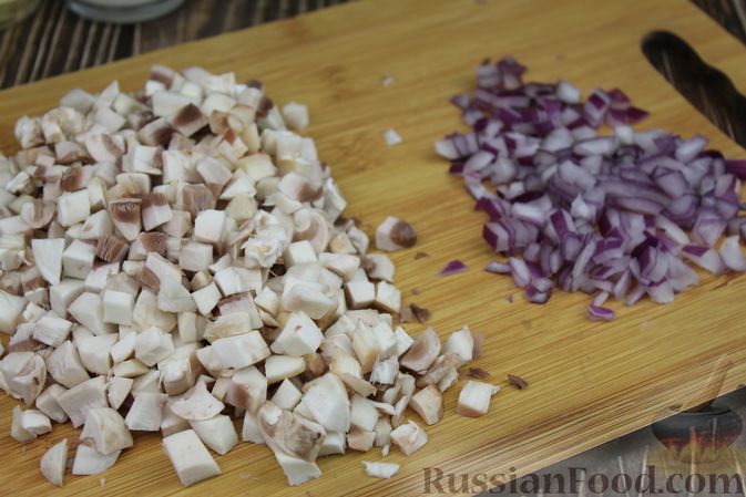 Фото приготовления рецепта: Слоёный салат с курицей, шампиньонами, курагой и сыром - шаг №4