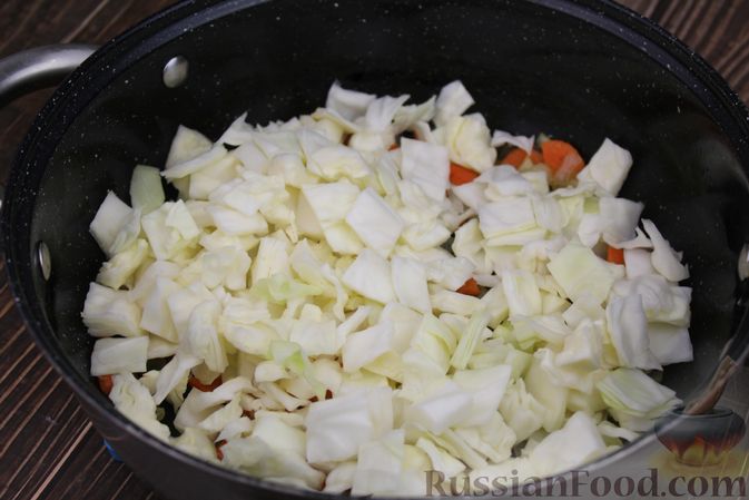 Фото приготовления рецепта: Капуста, тушенная с чечевицей (на сковороде) - шаг №4
