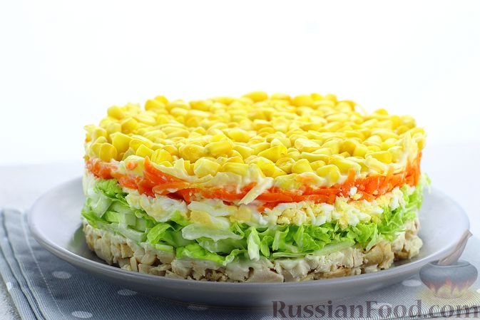 Фото к рецепту: Слоёный салат с курицей, пекинской капустой, морковью, кукурузой и сыром