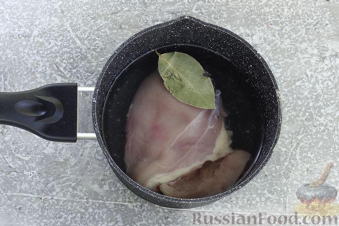 Фото приготовления рецепта: Слоёный салат с курицей, пекинской капустой, морковью, кукурузой и сыром - шаг №2