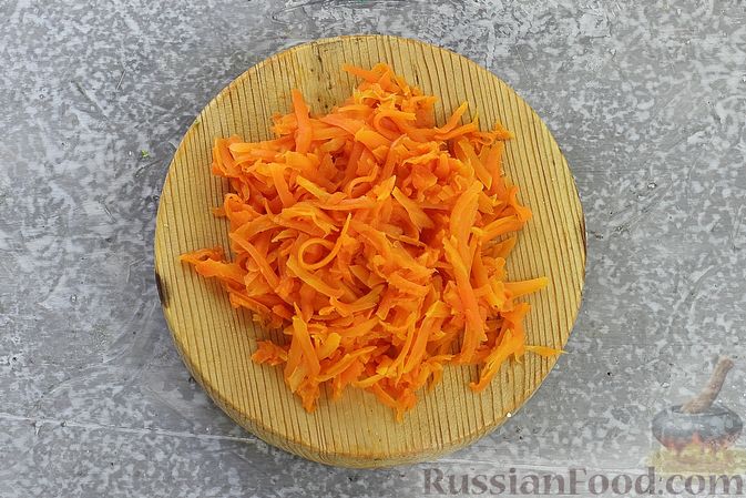 Фото приготовления рецепта: Слоёный салат с курицей, пекинской капустой, морковью, кукурузой и сыром - шаг №10