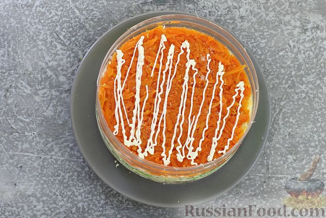 Фото приготовления рецепта: Слоёный салат с курицей, пекинской капустой, морковью, кукурузой и сыром - шаг №11