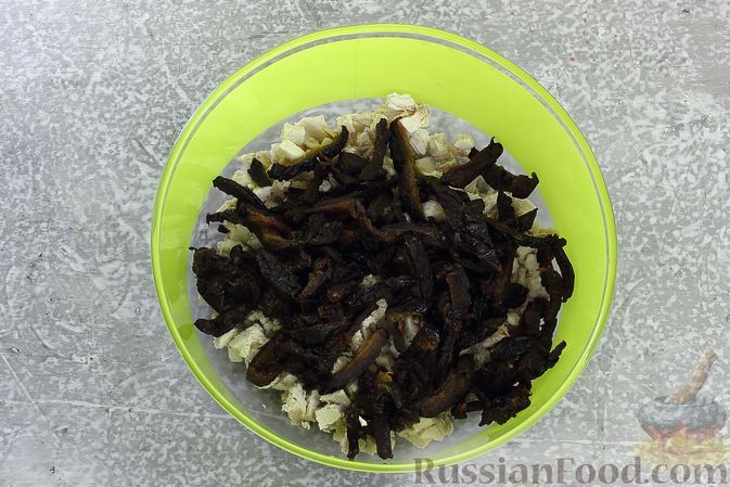 Фото приготовления рецепта: Салат с курицей, черносливом, морковью по-корейски, кукурузой и сыром - шаг №7