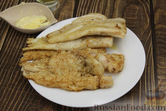 Фото приготовления рецепта: Рыбные котлеты с картофелем, сыром и зеленью - шаг №4