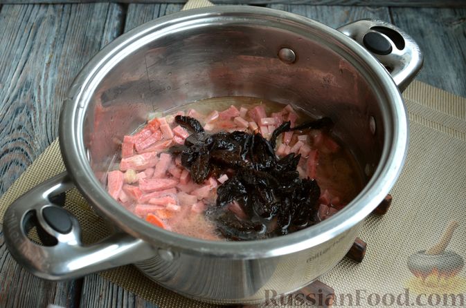 Фото приготовления рецепта: Солянка с колбасой и черносливом - шаг №7