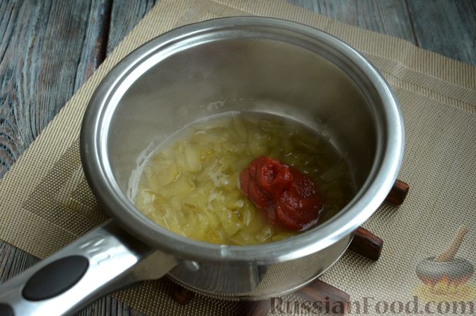 Фото приготовления рецепта: Солянка с колбасой и черносливом - шаг №9