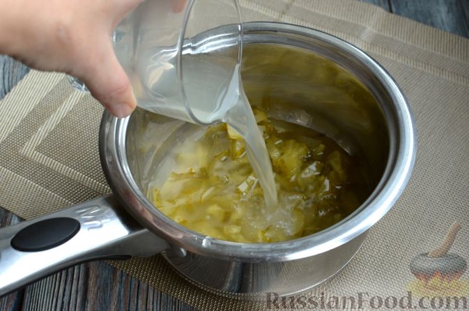 Фото приготовления рецепта: Солянка с колбасой и черносливом - шаг №8