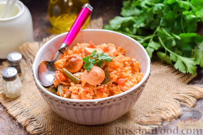 Фото к рецепту: Рис с замороженными овощами и сосисками (на сковороде)