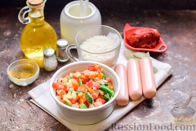 Фото приготовления рецепта: Рис с замороженными овощами и сосисками (на сковороде) - шаг №1