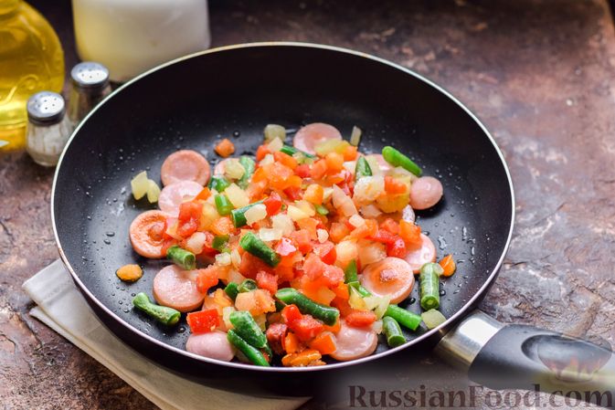 Фото приготовления рецепта: Рис с замороженными овощами и сосисками (на сковороде) - шаг №4