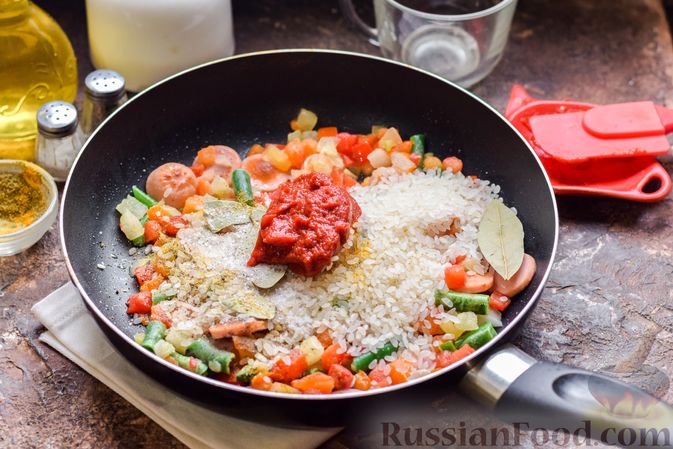 Фото приготовления рецепта: Рис с замороженными овощами и сосисками (на сковороде) - шаг №6