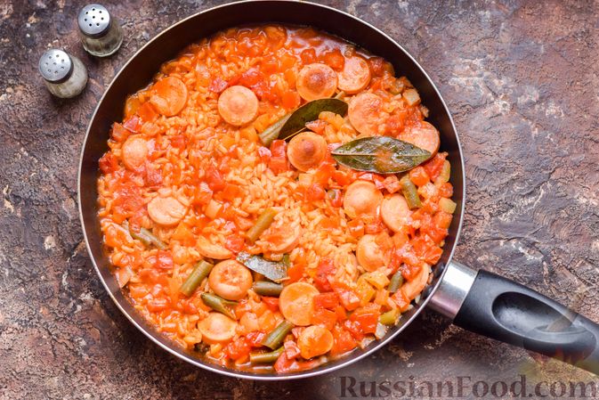 Фото приготовления рецепта: Рис с замороженными овощами и сосисками (на сковороде) - шаг №8