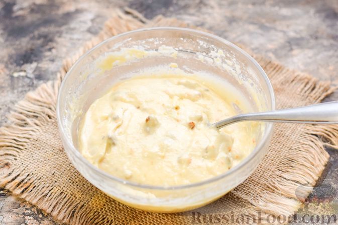 Фото приготовления рецепта: Маффины на йогурте, с орехами, изюмом, цедрой и розмарином - шаг №9