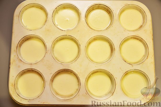 Фото приготовления рецепта: Полые кукурузно-сырные булочки на молоке - шаг №4
