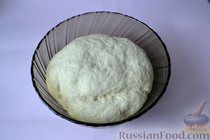 Фото приготовления рецепта: Дрожжевой пирог на кефире, с колбасой и сыром - шаг №5