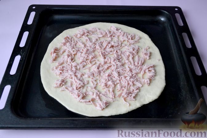 Фото приготовления рецепта: Дрожжевой пирог на кефире, с колбасой и сыром - шаг №11
