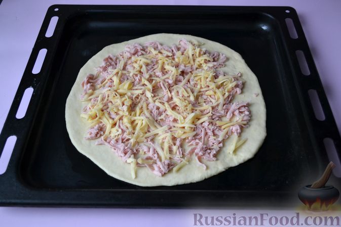 Фото приготовления рецепта: Дрожжевой пирог на кефире, с колбасой и сыром - шаг №12