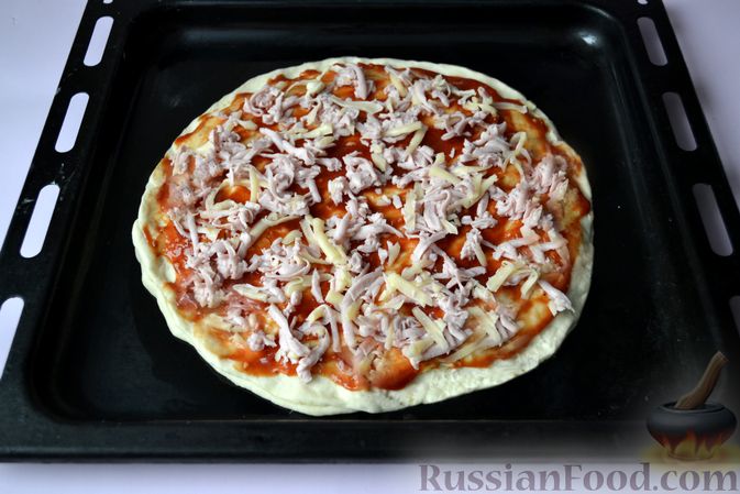 Фото приготовления рецепта: Дрожжевой пирог на кефире, с колбасой и сыром - шаг №15