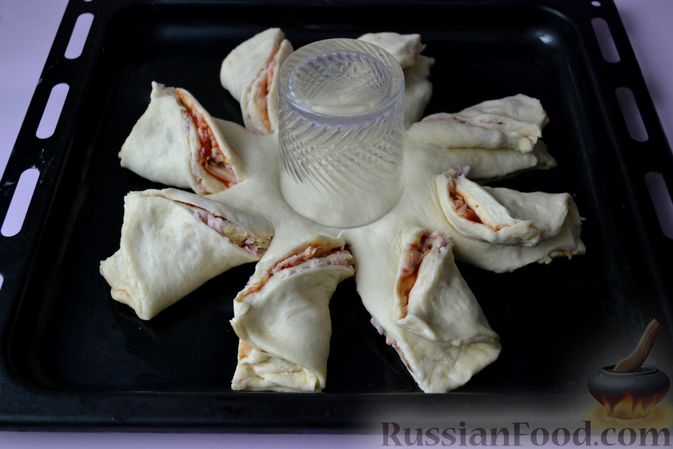 Фото приготовления рецепта: Дрожжевой пирог на кефире, с колбасой и сыром - шаг №17
