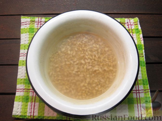 Фото приготовления рецепта: Суп с перловкой, мясными фрикадельками и солёными огурцами - шаг №3
