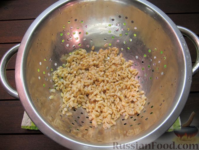 Фото приготовления рецепта: Суп перловкой, фрикадельками и солеными огурцами - шаг №4