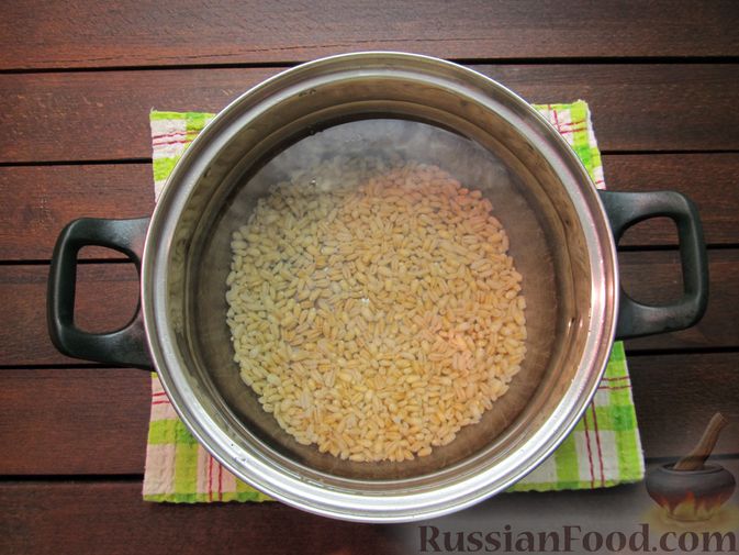 Фото приготовления рецепта: Суп перловкой, фрикадельками и солеными огурцами - шаг №5