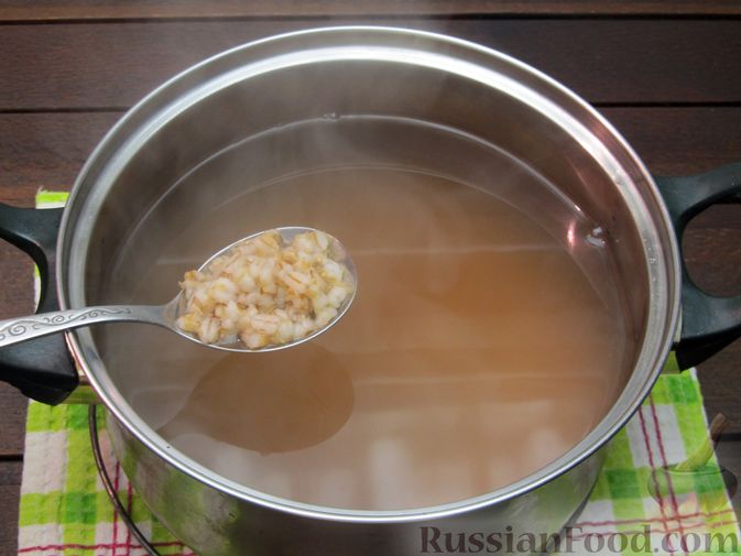 Фото приготовления рецепта: Суп перловкой, фрикадельками и солеными огурцами - шаг №6
