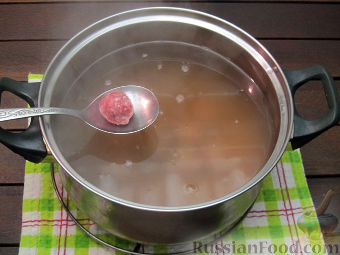 Фото приготовления рецепта: Суп перловкой, фрикадельками и солеными огурцами - шаг №11