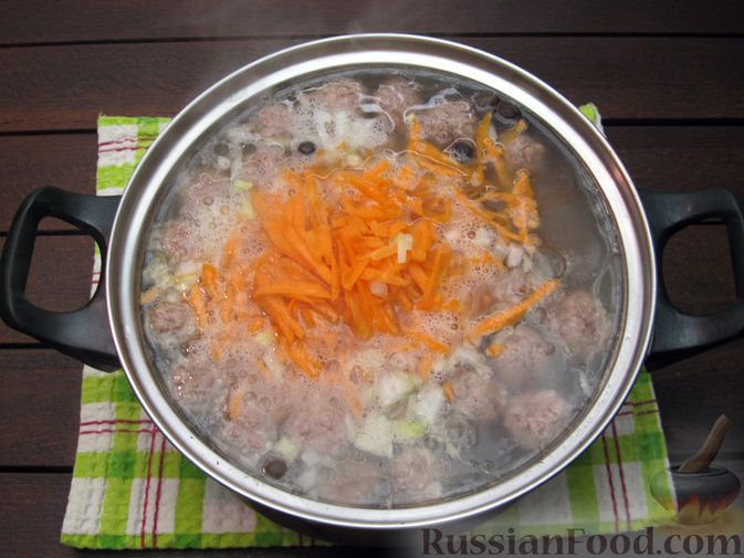 Фото приготовления рецепта: Суп перловкой, фрикадельками и солеными огурцами - шаг №16