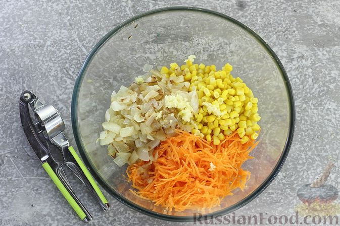 Фото приготовления рецепта: Салат с кукурузой, морковью и сухариками - шаг №7