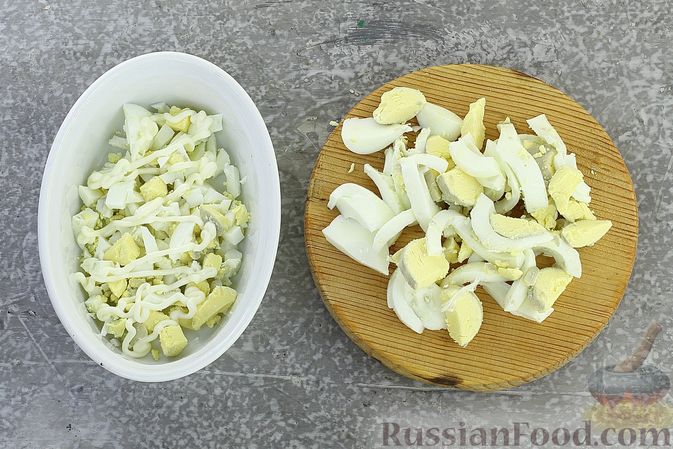 Фото приготовления рецепта: Салат с курицей, картофелем, пекинской капустой и солёными огурцами - шаг №10