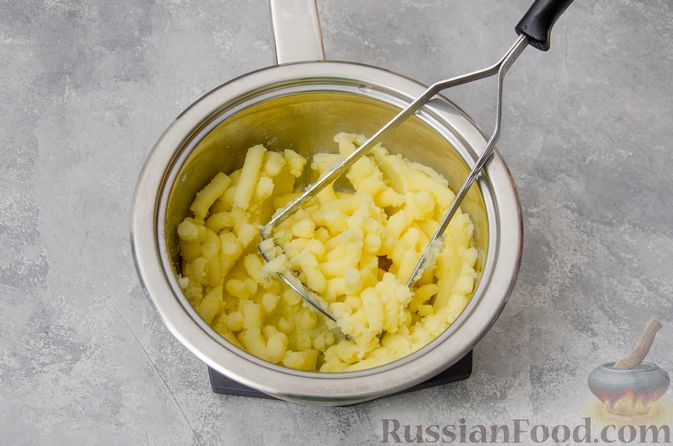 Фото приготовления рецепта: Картофельные котлеты с консервированным тунцом, кукурузой и цедрой - шаг №3