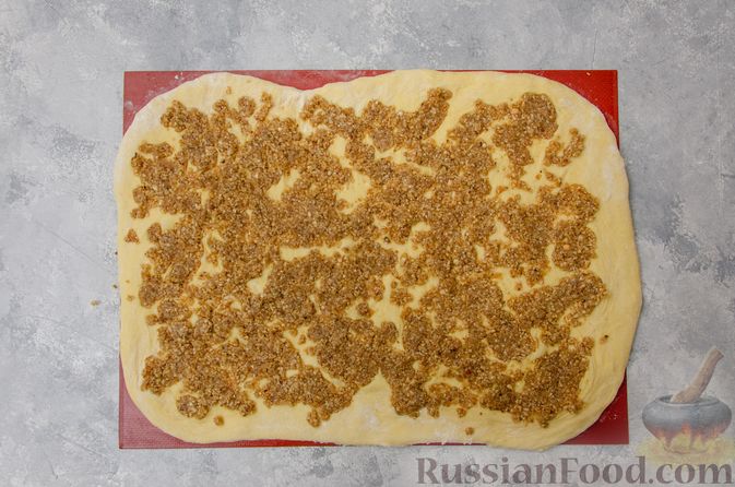 Фото приготовления рецепта: Сладкие хлебные палочки с орехами и корицей - шаг №13
