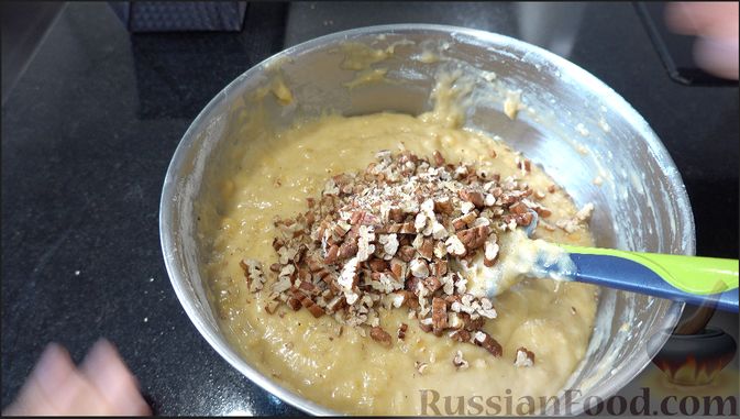 Фото приготовления рецепта: Банановый хлеб с орехами - шаг №3