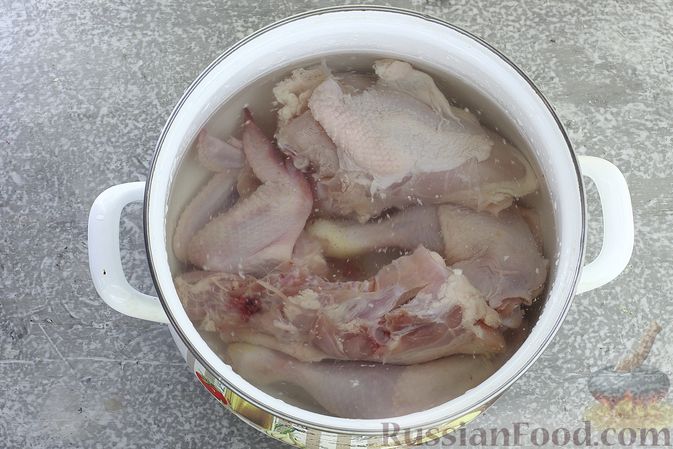 Фото приготовления рецепта: Куриный суп с кукурузной крупой и сливками - шаг №3