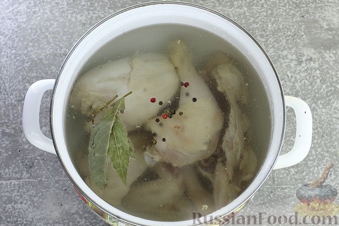Фото приготовления рецепта: Куриный суп с кукурузной крупой и сливками - шаг №5