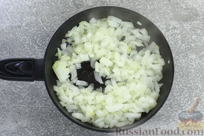 Фото приготовления рецепта: Суп с квашеной капустой, фасолью и охотничьими колбасками - шаг №5