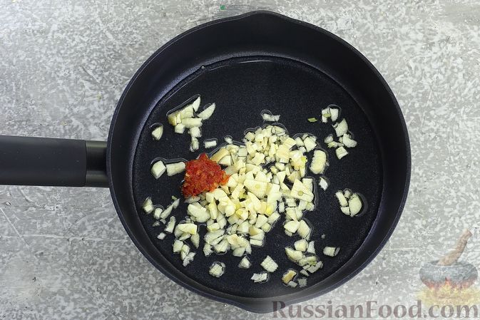 Фото приготовления рецепта: Суп с квашеной капустой, фасолью и охотничьими колбасками - шаг №10