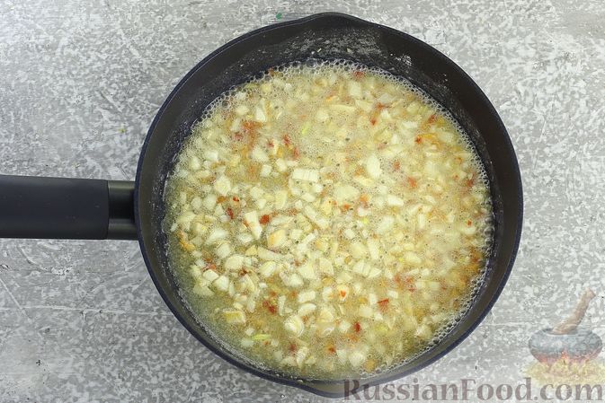 Фото приготовления рецепта: Суп с квашеной капустой, фасолью и охотничьими колбасками - шаг №12