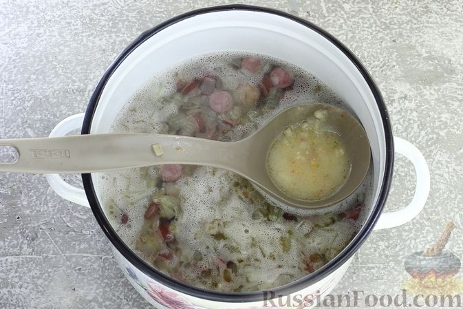 Фото приготовления рецепта: Суп с квашеной капустой, фасолью и охотничьими колбасками - шаг №15