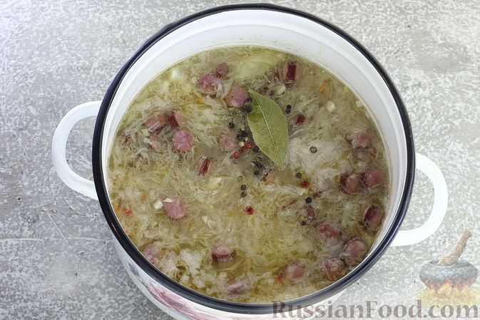 Фото приготовления рецепта: Суп с квашеной капустой, фасолью и охотничьими колбасками - шаг №17