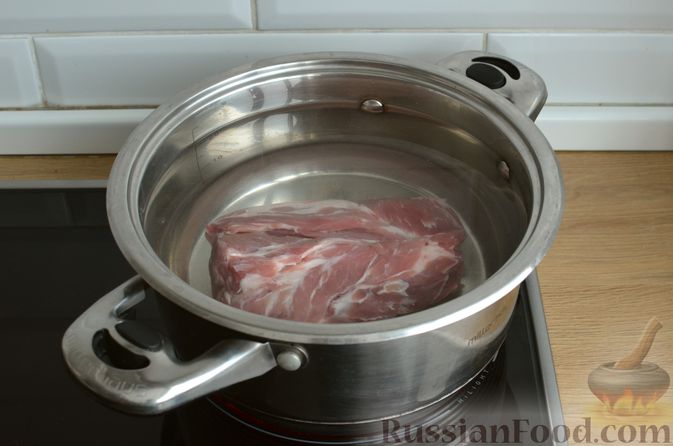 Фото приготовления рецепта: Томатный суп со свининой и рисом - шаг №2