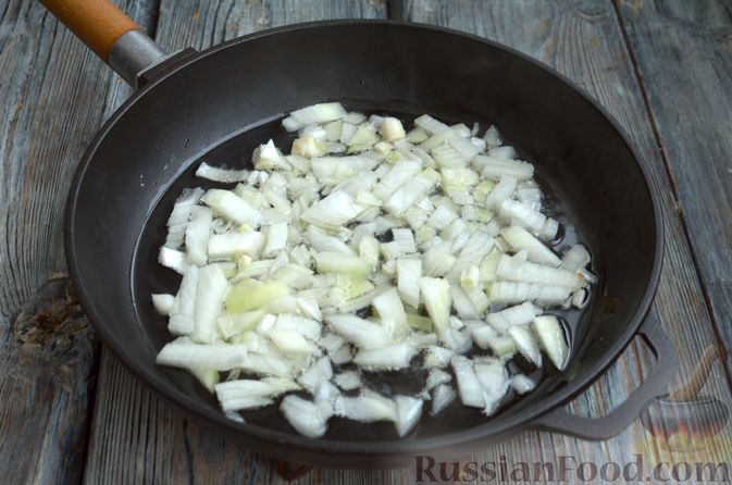 Фото приготовления рецепта: Томатный суп со свининой и рисом - шаг №9