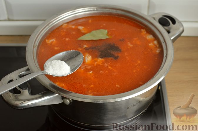 Фото приготовления рецепта: Томатный суп со свининой и рисом - шаг №14