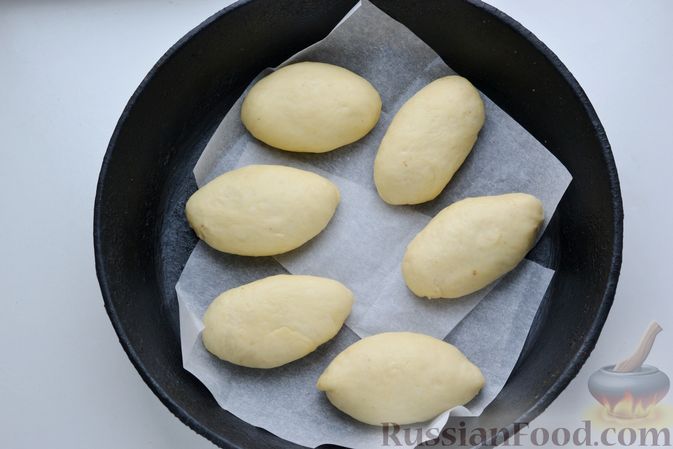 Фото приготовления рецепта: Дрожжевые пирожки с куриной печенью - шаг №23