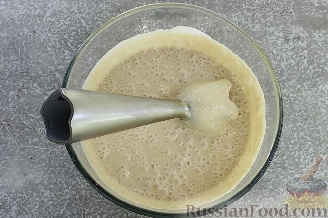 Фото приготовления рецепта: Сметанное желе со сгущёнкой и бананом - шаг №6