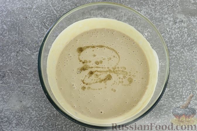 Фото приготовления рецепта: Сметанное желе со сгущенкой и бананом - шаг №7