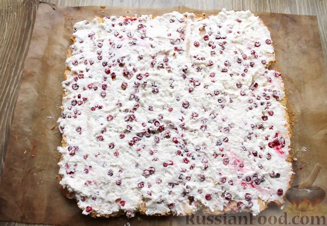 Фото приготовления рецепта: Бисквитный рулет со сливочным муссом и ягодами - шаг №12